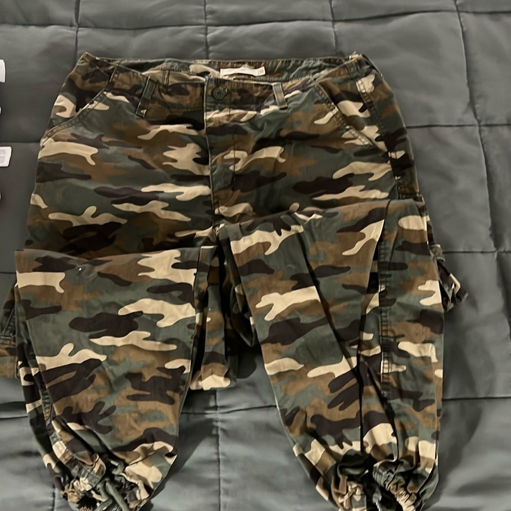 Camo pants size 32 women Levis